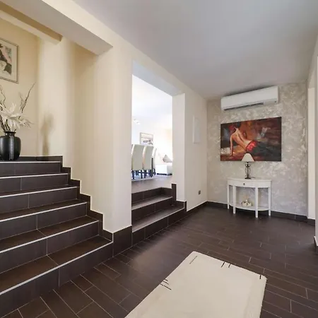 Вилла Villa Carina With Heated Pool