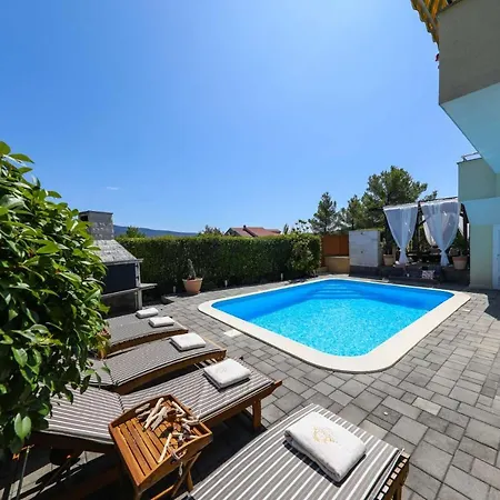 Villa Carina With Heated Pool Вилла *