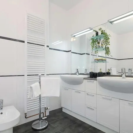 Villa Carina With Heated Pool וילה