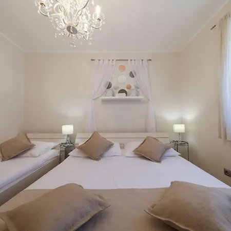 Villa Carina With Heated Pool וילה *